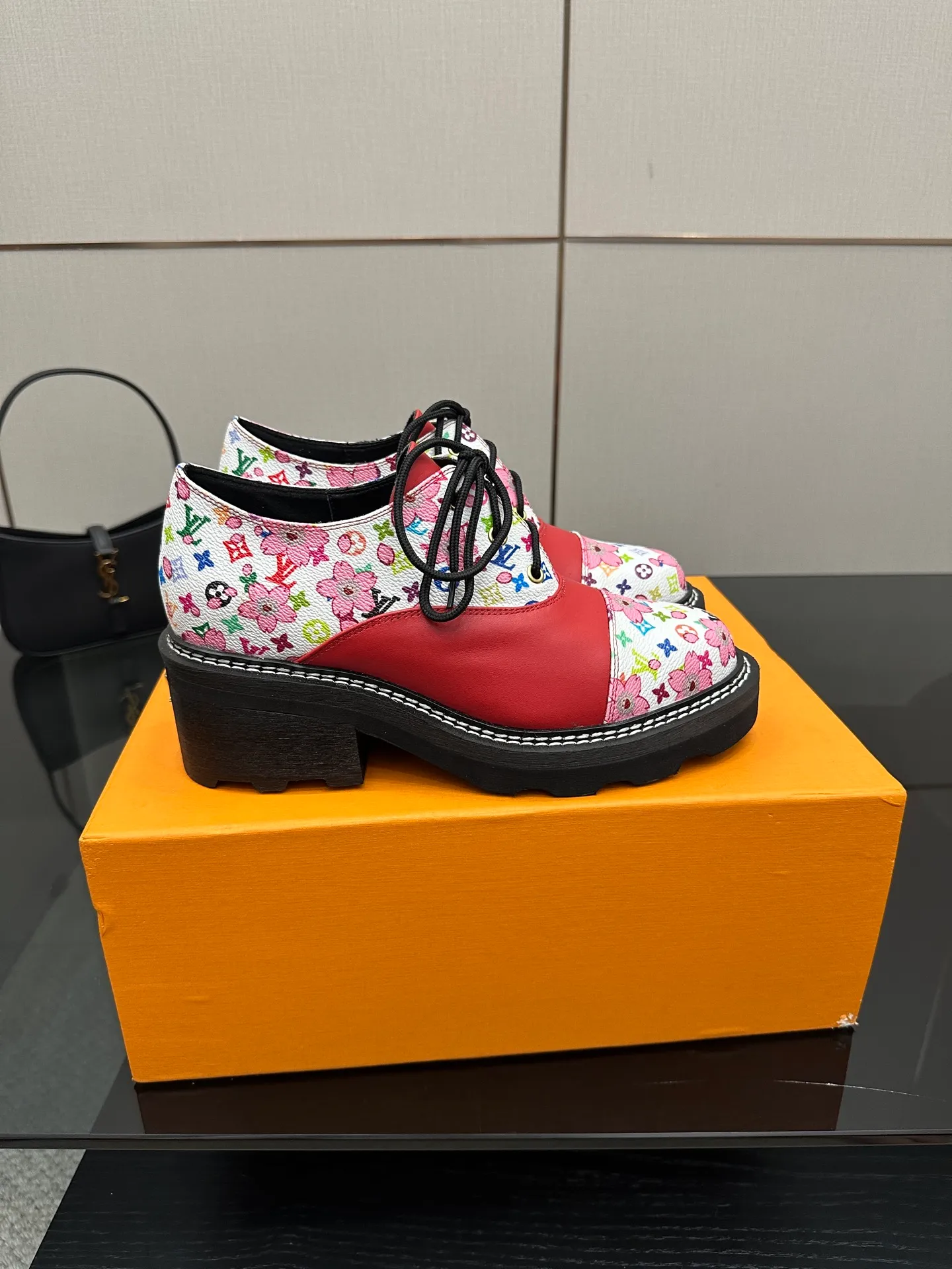 👟👟Ex-factory price 720👟👟 LOUIS VUITTON Louis Vuitton counter latest model top version LV inner cowhide material is real! Original 1:1 material reproduction! Modern and casual in one! Release a strong aura like a queen 🔥Capture everyone's attention instantly💃 Inner/foot pads: imported cowhide Fabric: cowhide Outsole: full genuine leather Code number: 35-41 (40, 41, 42 customizations are not returnable)